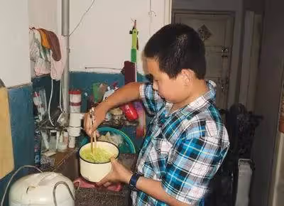 母重病父離棄!10歲男孩扛起家庭重擔,「五年走8000公里」帶母求醫,給媽媽買營養餐自己捨不得吃:都是媽媽的希望!