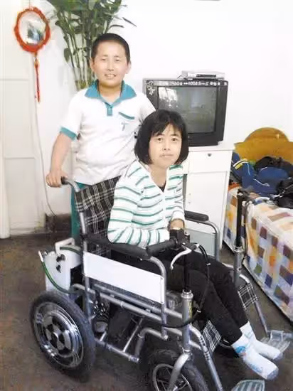 母重病父離棄!10歲男孩扛起家庭重擔,「五年走8000公里」帶母求醫,給媽媽買營養餐自己捨不得吃:都是媽媽的希望!
