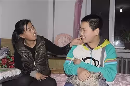 母重病父離棄!10歲男孩扛起家庭重擔,「五年走8000公里」帶母求醫,給媽媽買營養餐自己捨不得吃:都是媽媽的希望!