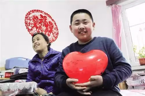 母重病父離棄!10歲男孩扛起家庭重擔,「五年走8000公里」帶母求醫,給媽媽買營養餐自己捨不得吃:都是媽媽的希望!