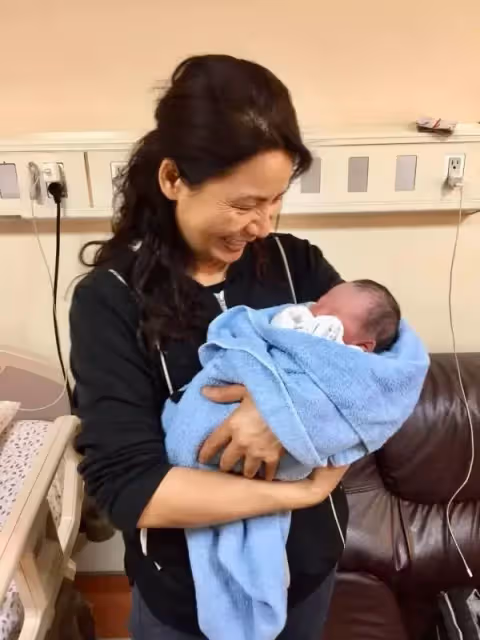 坐月子幸運遇到超人婆婆!每天煮豐盛月子餐+幫孩子洗澡,疼她疼到「連親家都讚好!」