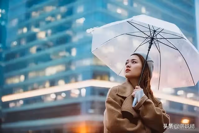 婆婆安排兒媳下廚伺候9口人,丈夫在旁觀,去趟醫院丈夫人房兩空