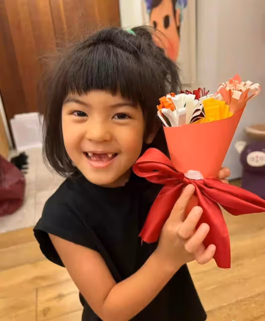 賈靜雯提前過母親節!咘咘、Bo妞親手做花束超暖心,一看修杰楷「搞笑禮物」傻眼了:哭笑不得