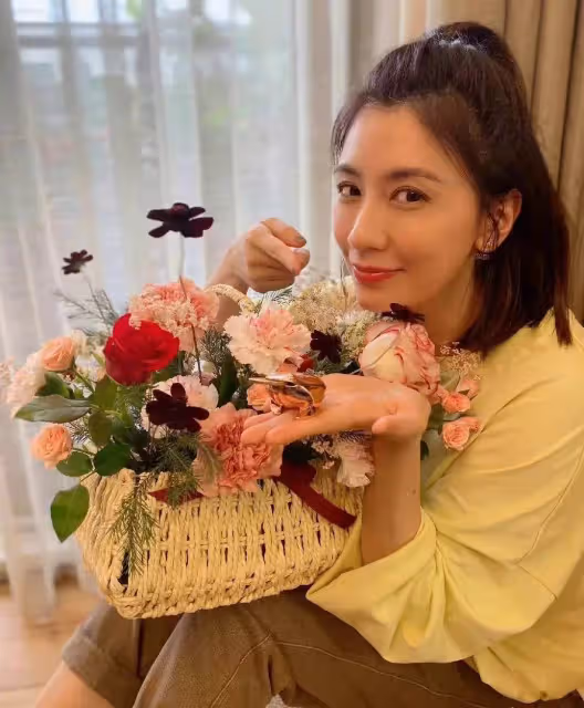 賈靜雯提前過母親節!咘咘、Bo妞親手做花束超暖心,一看修杰楷「搞笑禮物」傻眼了:哭笑不得