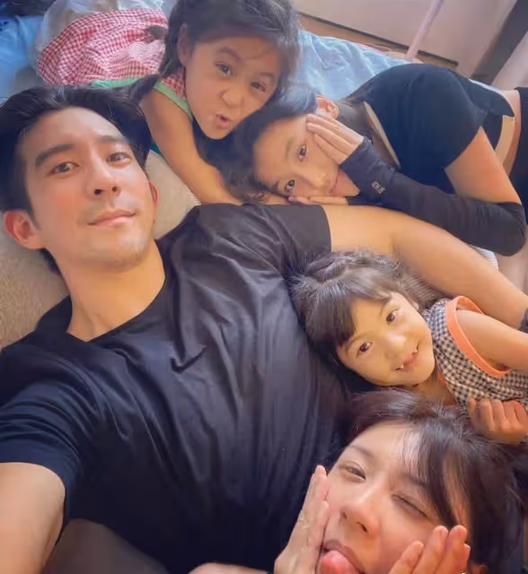 賈靜雯提前過母親節!咘咘、Bo妞親手做花束超暖心,一看修杰楷「搞笑禮物」傻眼了:哭笑不得