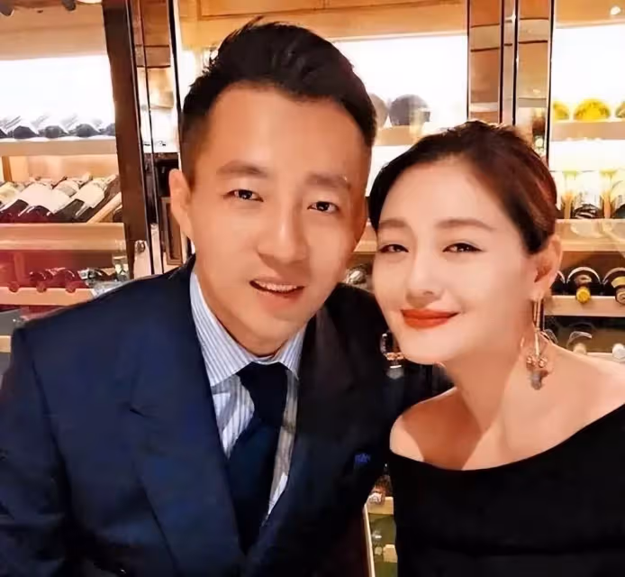 扛不住了?大S前腳秀恩愛,汪小菲後腳卻哭了,透露餐廳無法正常營業:或將宣告破產