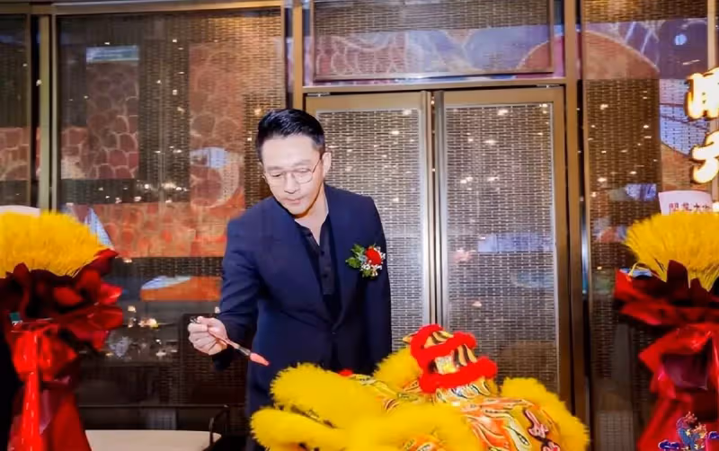 扛不住了?大S前腳秀恩愛,汪小菲後腳卻哭了,透露餐廳無法正常營業:或將宣告破產