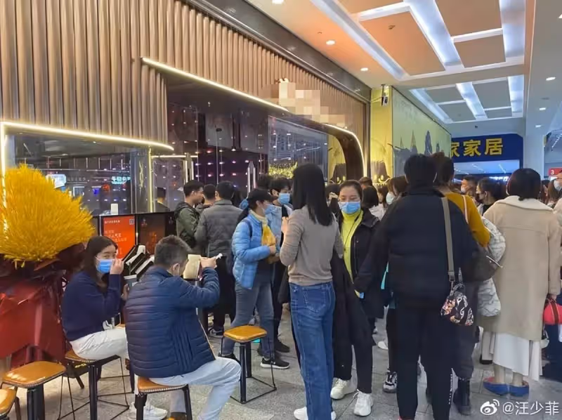 扛不住了?大S前腳秀恩愛,汪小菲後腳卻哭了,透露餐廳無法正常營業:或將宣告破產