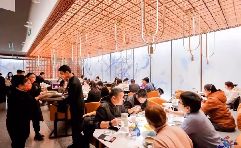 扛不住了?大S前腳秀恩愛,汪小菲後腳卻哭了,透露餐廳無法正常營業:或將宣告破產