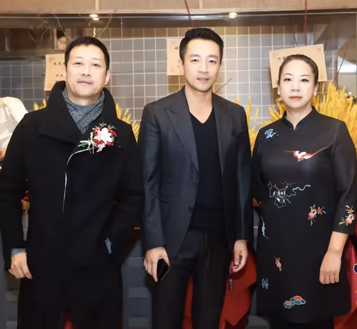 扛不住了?大S前腳秀恩愛,汪小菲後腳卻哭了,透露餐廳無法正常營業:或將宣告破產
