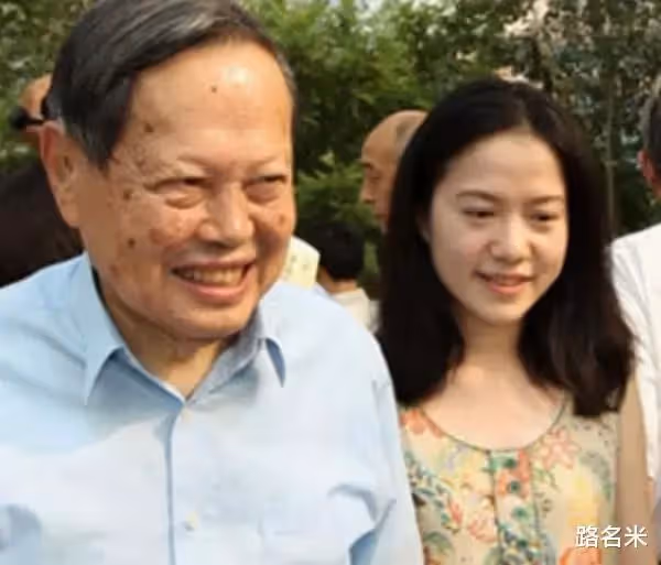 恩愛18年!28歲翁帆把楊振寧「照顧到100歲」 繼子女們感謝她:她是個很善良的女孩