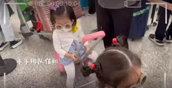 嫁給天王仍接地氣！方媛一打二「帶女兒坐經濟艙」媽媽力爆棚　力甩謠言「再難聽的話也笑著」：冷暖自知