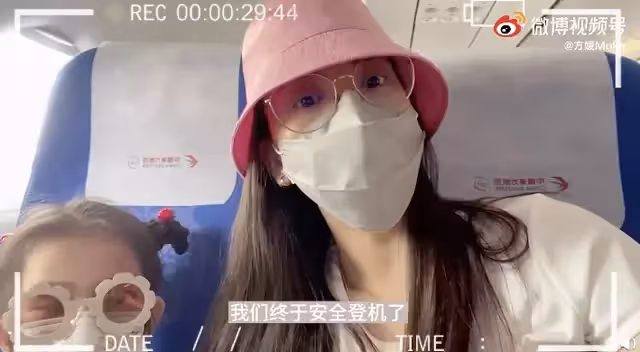 嫁給天王仍接地氣！方媛一打二「帶女兒坐經濟艙」媽媽力爆棚　力甩謠言「再難聽的話也笑著」：冷暖自知