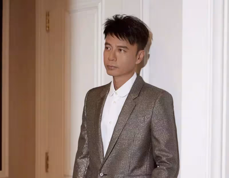 李克勤很窮？妻子豪擲「2500多萬購豪宅」，去年曾哭窮稱「半年沒收入難負擔房貸」，網友：反正我不信