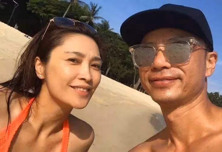 李克勤很窮？妻子豪擲「2500多萬購豪宅」，去年曾哭窮稱「半年沒收入難負擔房貸」，網友：反正我不信
