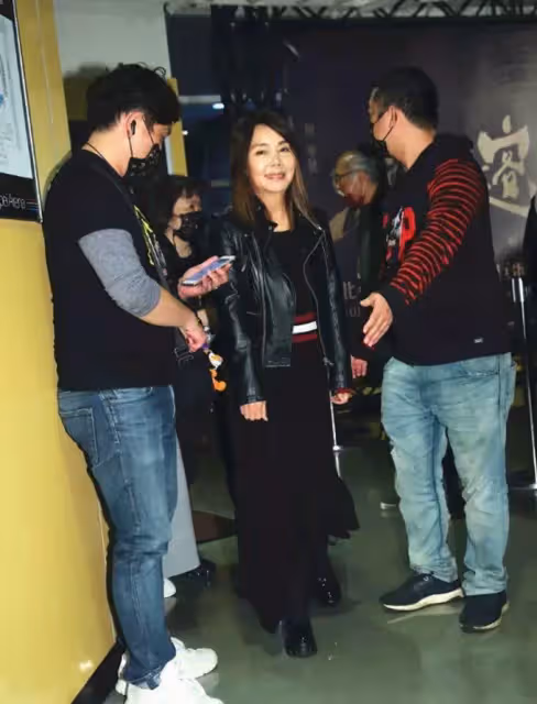 63歲李宗盛現身周華健演唱會,小27歲三婚嬌妻露面,氣質極佳完全不輸林憶蓮
