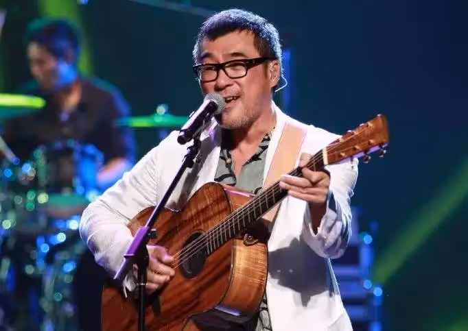 63歲李宗盛現身周華健演唱會,小27歲三婚嬌妻露面,氣質極佳完全不輸林憶蓮
