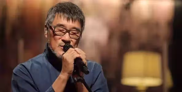 63歲李宗盛現身周華健演唱會,小27歲三婚嬌妻露面,氣質極佳完全不輸林憶蓮