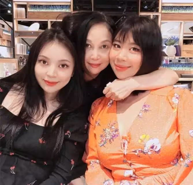 63歲李宗盛現身周華健演唱會,小27歲三婚嬌妻露面,氣質極佳完全不輸林憶蓮