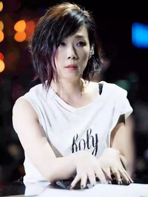 63歲李宗盛現身周華健演唱會,小27歲三婚嬌妻露面,氣質極佳完全不輸林憶蓮