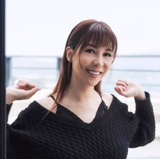 疑似走光!前TVB主播與女兒泳池戲水,白色低胸泳衣濕透像透視裝