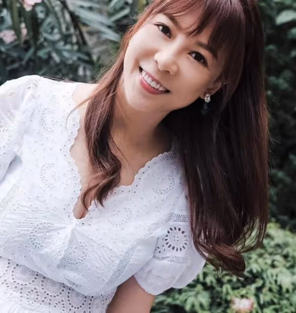 疑似走光!前TVB主播與女兒泳池戲水,白色低胸泳衣濕透像透視裝