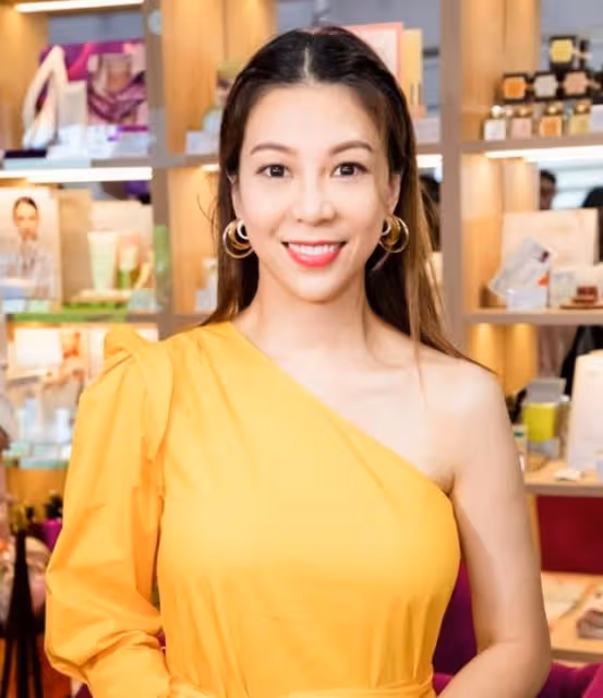 疑似走光!前TVB主播與女兒泳池戲水,白色低胸泳衣濕透像透視裝