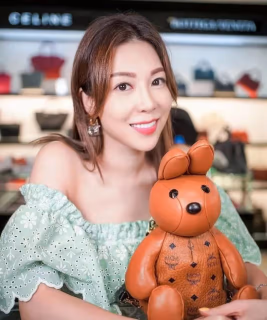 疑似走光!前TVB主播與女兒泳池戲水,白色低胸泳衣濕透像透視裝