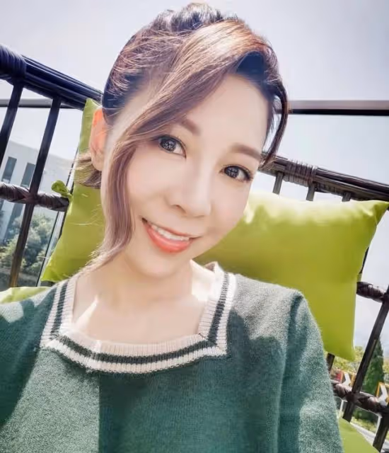 疑似走光!前TVB主播與女兒泳池戲水,白色低胸泳衣濕透像透視裝