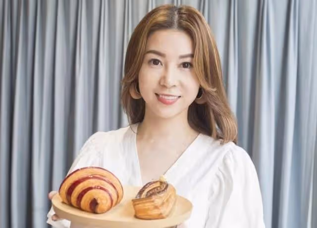 疑似走光!前TVB主播與女兒泳池戲水,白色低胸泳衣濕透像透視裝
