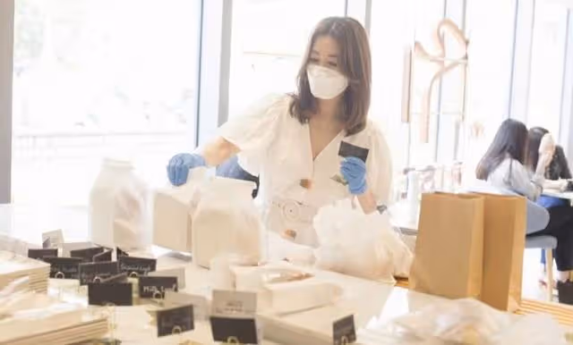 疑似走光!前TVB主播與女兒泳池戲水,白色低胸泳衣濕透像透視裝