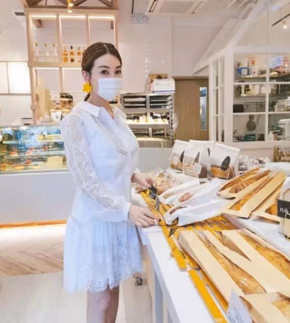 疑似走光!前TVB主播與女兒泳池戲水,白色低胸泳衣濕透像透視裝
