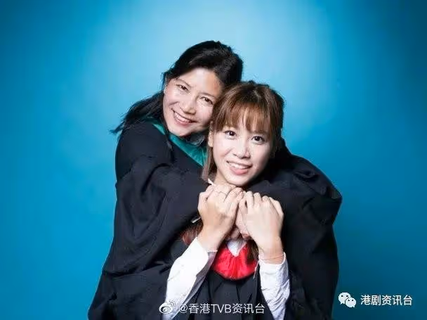 陳曉華講媽咪即爆哭！林凱恩同媽咪一齊戴四方帽