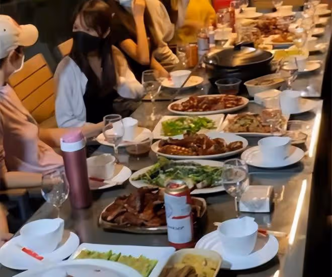 TVB派數十人回內地拍戲,片場伙食曝光,大魚大肉配紅酒太豐盛