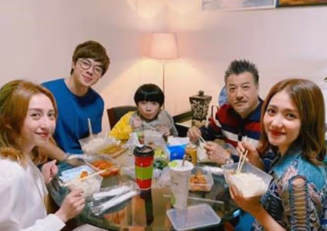 TVB派數十人回內地拍戲,片場伙食曝光,大魚大肉配紅酒太豐盛