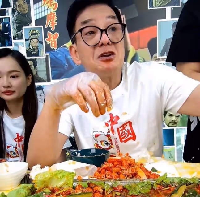 「鳩摩智」李國麟長居福州,開心曬內地居住證,稱能買社保太方便