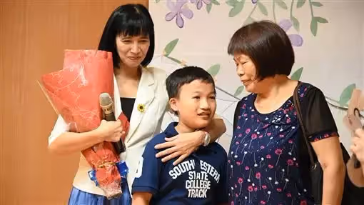 4歲男孩智力不足!恩師陪讀2年「每週開山路30分鐘」請假載他就醫 如親兒子照料「最後結局感動全網」