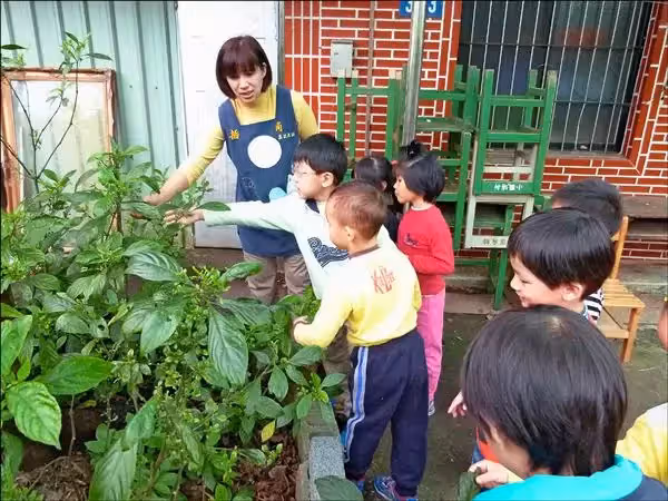 4歲男孩智力不足！恩師陪讀2年「每週開山路30分鐘」請假載他就醫 如親兒子照料「最後結局感動全網」