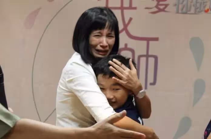 4歲男孩智力不足！恩師陪讀2年「每週開山路30分鐘」請假載他就醫 如親兒子照料「最後結局感動全網」