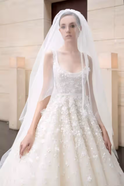 孫藝珍婚禮女星們婚禮穿搭:孔曉振浪漫粉色系、李珉廷性感小洋裝