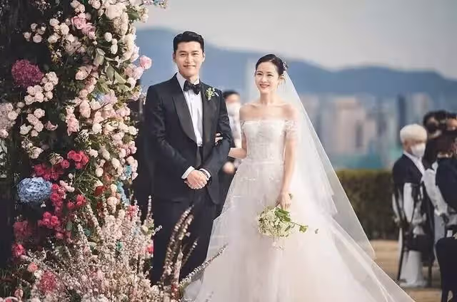 孫藝珍婚禮女星們婚禮穿搭:孔曉振浪漫粉色系、李珉廷性感小洋裝