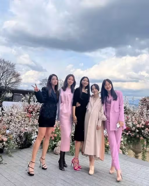 孫藝珍婚禮女星們婚禮穿搭:孔曉振浪漫粉色系、李珉廷性感小洋裝