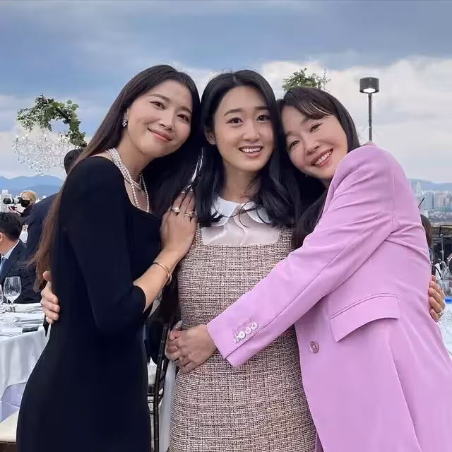孫藝珍婚禮女星們婚禮穿搭:孔曉振浪漫粉色系、李珉廷性感小洋裝