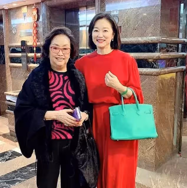 徹底回歸家庭!67歲林青霞「一身大紅色裙裝」霸氣又優雅 自曝「5歲孫女遺傳她天賦」樂得含飴弄孫