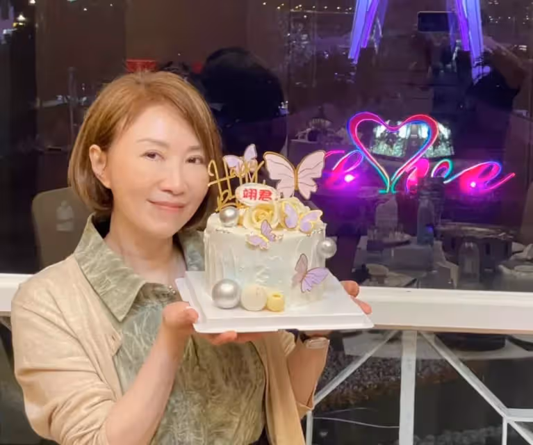 母女公開同框！李翊君豪砸千萬「獨生女花3年半」從名校畢業　愛女「偷翻母手機」不捨吐最大心願