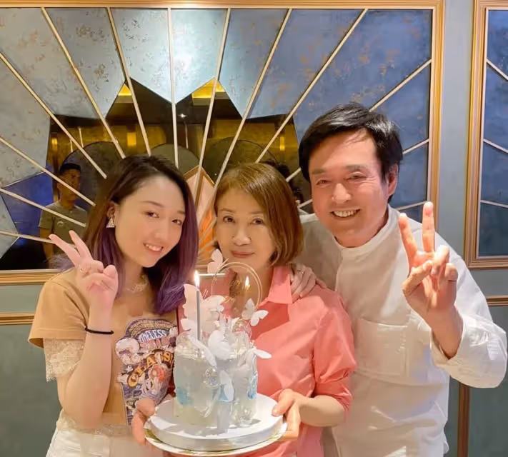 母女公開同框！李翊君豪砸千萬「獨生女花3年半」從名校畢業　愛女「偷翻母手機」不捨吐最大心願