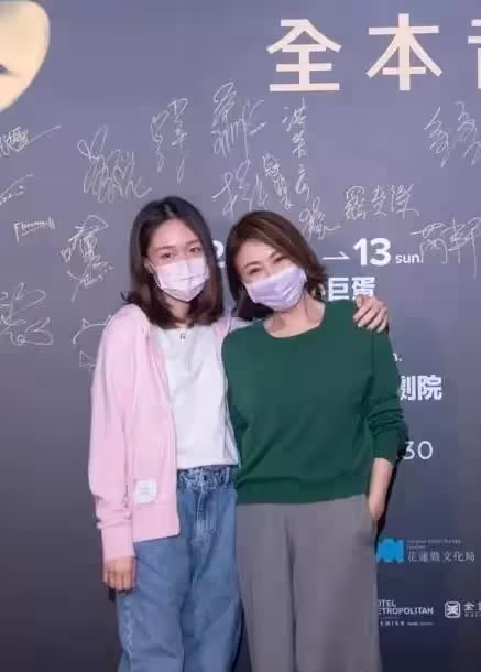 母女公開同框！李翊君豪砸千萬「獨生女花3年半」從名校畢業　愛女「偷翻母手機」不捨吐最大心願