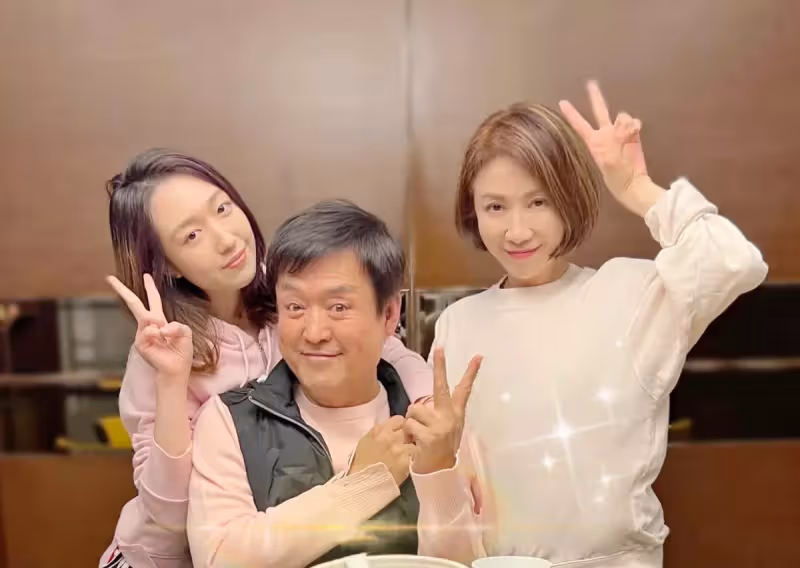 母女公開同框！李翊君豪砸千萬「獨生女花3年半」從名校畢業　愛女「偷翻母手機」不捨吐最大心願