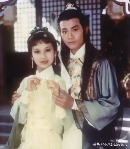 8位負心漢男星!鄭少秋能排第一「靠妻上位」不顧女兒 成名後「嫌棄醜妻」又娶新歡