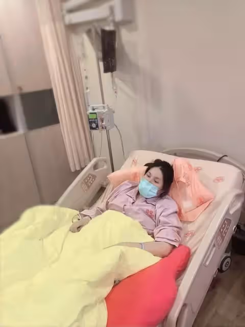 余苑綺病況惡化!李亞萍淚崩「連站都不能站」化療失效 母親節「堅強擠出笑容」忍痛發聲